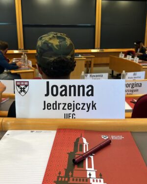 Joanna Jędrzejczyk Instagram - after two days at @harvardhbs I just want more📕 what a journey, and it’s just the beginning

so honored and happy to be part of Crossover Into Business Program, having a chance to learn from Professor @anitaelberse , meeting all of the athletes from all over the world and picking my Mentors @talalalalallalla & Romek Sadowski @sdwski (who doesn’t speak polish but he has Polish Roots) 🤗

can’t wait to learn and experience Harvard more. 

Guys! Never let anyone doubt you. Believe in yourself. Sky is the limit🚀

It’s time to leave Boston and fly to Vegas. Can’t wait to see @mateusz_gamrot performing this weekend and reaching the stars 🌟 

Kiss 😘 

PS would you be back to school again?🎒
…
#harvardbusinessschool #harvard #crossoverprogram #boston #itsnevertoolate