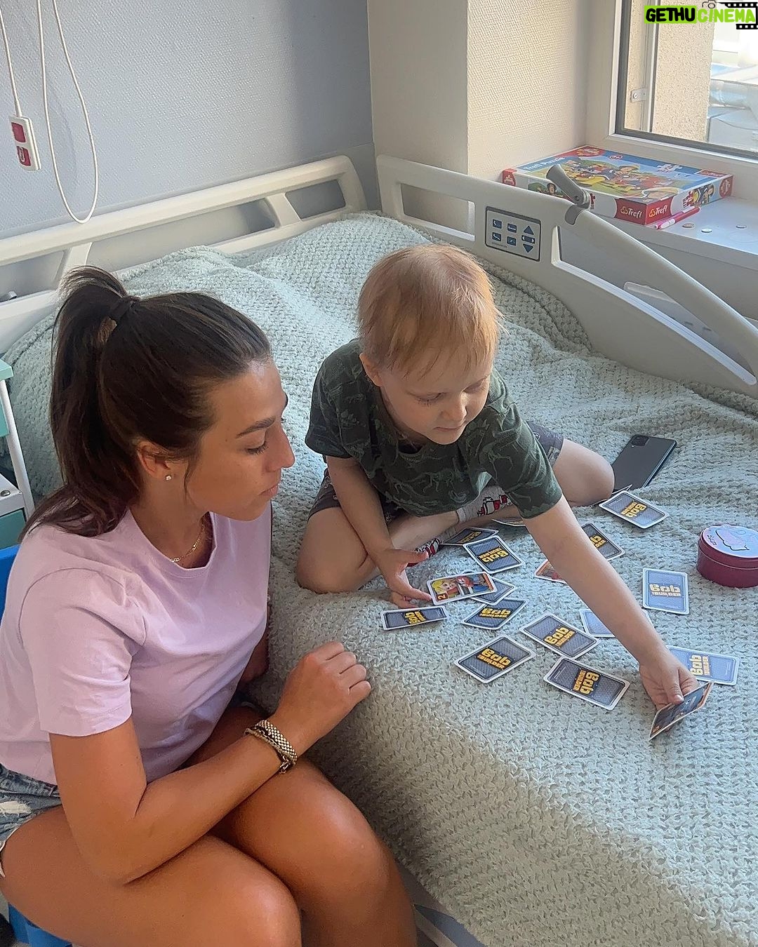 Joanna Jędrzejczyk Instagram - wczorajszy dzień nie należał do najłatwiejszych ale jakże ważnych❤️ wczorajszy dzień był przede wszystkim pełen walki, łez, współczucia ale również radości i ‚beztroski’ najpierw wizyta na oddziale onkologincznym w @szpital_dzieciecy_w_olsztynie oczywiście z @fundacja_cancerfighters ojjj dawno nie widziałam tyle cierpienia i rezygnacji zarówno u dzieci jak i ich rodziców💔 a przecież jeszcze nie tak dawno wyniki szybowały ku górze… trudno się patrzy na rodzica walczącego o swoje dzieciątko chciałabym zabrać ten ból, cierpienie, łzy i wyczekiwanie, aż wszystko wrócić do normy🥺 ale się nie da… dzieciaczki moje, rodzice - JESTEŚMY! Modlę się i jestem. Przezywam to z Wami i zawsze będziemy @fundacja_cancerfighters ❤️ Gabrys, którego widzicie uśmiechniętego na zdjęciach 👊🏼 walczy z chorobą już odmarca, a jego wyniki ostatnio mocno się pogorszyły ale co? On jest prawdziwym wojownikiem i jego bojowe, pozytywne nastawienie motywuje cały oddział do działania ✊🏼 rozwalił mnie wczoraj swoim uśmiechem no i rozwalił w ‚piotrusia’ 🃏 Nie ważne jak mocne jest cierpienie, to czas i bliskość które możemy dać drugiemu człowiekowi są najważniejsze. Także bądźmy! drugą połowę dnia spędziłam w Domu Dziecka w Olsztynku gdzie odwiedziły nas również dzieciaczki z Biskupca🤗 Wraz z fundacją @jjstarsfoundation , @skstore.pl @szuli_nka i @ewachudziakiewicz rozdałyśmy drugą część szkolnej wyprawki 🎒 były rozmowy, było ciasto, ognisko i kiełbaski, a na zakończenie piłkarski mecz⚽️ dziękuję Wam za beztroskie chwile, szczere rozmowy i widzimy się za miesiąc na dniu dziecka, który sobie zorganizujemy w październiku planujemy kurs make up, wspólne gotowanie, robienie zdrowych soków, rozmowy, mecz no i trening MMA🤗 piękne chwile Dziękuję, do zobaczenia i bądźcie dzielni moi mali przyjaciele ✊🏼 Nie zapominajcie marzyć i pracować na realizację tych marzeń!💫 Mogę sie tylko domyślać jak trudne może być życie dzieci opuszczonych przez rodziców (czasami oddanych pod opiekę osób trzecich, z braku możliwości…), dzieci oszukanych i porzuconych, ale można z nimi być i dzielić się miłością, a przede wszystkim tym czasem, którego nie da sie kupić Jedziemy z tym dobrem!🌟 Warmia I Mazury