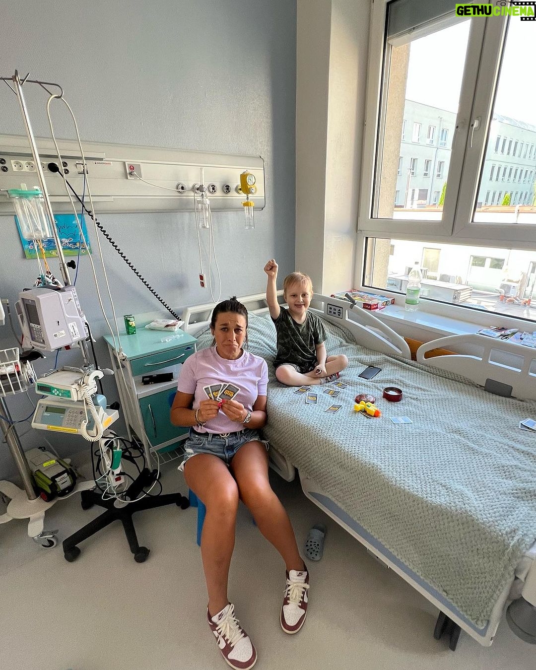 Joanna Jędrzejczyk Instagram - wczorajszy dzień nie należał do najłatwiejszych ale jakże ważnych❤️ wczorajszy dzień był przede wszystkim pełen walki, łez, współczucia ale również radości i ‚beztroski’ najpierw wizyta na oddziale onkologincznym w @szpital_dzieciecy_w_olsztynie oczywiście z @fundacja_cancerfighters ojjj dawno nie widziałam tyle cierpienia i rezygnacji zarówno u dzieci jak i ich rodziców💔 a przecież jeszcze nie tak dawno wyniki szybowały ku górze… trudno się patrzy na rodzica walczącego o swoje dzieciątko chciałabym zabrać ten ból, cierpienie, łzy i wyczekiwanie, aż wszystko wrócić do normy🥺 ale się nie da… dzieciaczki moje, rodzice - JESTEŚMY! Modlę się i jestem. Przezywam to z Wami i zawsze będziemy @fundacja_cancerfighters ❤️ Gabrys, którego widzicie uśmiechniętego na zdjęciach 👊🏼 walczy z chorobą już odmarca, a jego wyniki ostatnio mocno się pogorszyły ale co? On jest prawdziwym wojownikiem i jego bojowe, pozytywne nastawienie motywuje cały oddział do działania ✊🏼 rozwalił mnie wczoraj swoim uśmiechem no i rozwalił w ‚piotrusia’ 🃏 Nie ważne jak mocne jest cierpienie, to czas i bliskość które możemy dać drugiemu człowiekowi są najważniejsze. Także bądźmy! drugą połowę dnia spędziłam w Domu Dziecka w Olsztynku gdzie odwiedziły nas również dzieciaczki z Biskupca🤗 Wraz z fundacją @jjstarsfoundation , @skstore.pl @szuli_nka i @ewachudziakiewicz rozdałyśmy drugą część szkolnej wyprawki 🎒 były rozmowy, było ciasto, ognisko i kiełbaski, a na zakończenie piłkarski mecz⚽️ dziękuję Wam za beztroskie chwile, szczere rozmowy i widzimy się za miesiąc na dniu dziecka, który sobie zorganizujemy w październiku planujemy kurs make up, wspólne gotowanie, robienie zdrowych soków, rozmowy, mecz no i trening MMA🤗 piękne chwile Dziękuję, do zobaczenia i bądźcie dzielni moi mali przyjaciele ✊🏼 Nie zapominajcie marzyć i pracować na realizację tych marzeń!💫 Mogę sie tylko domyślać jak trudne może być życie dzieci opuszczonych przez rodziców (czasami oddanych pod opiekę osób trzecich, z braku możliwości…), dzieci oszukanych i porzuconych, ale można z nimi być i dzielić się miłością, a przede wszystkim tym czasem, którego nie da sie kupić Jedziemy z tym dobrem!🌟 Warmia I Mazury