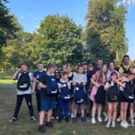 Joanna Jędrzejczyk Instagram - wczorajszy dzień nie należał do najłatwiejszych ale jakże ważnych❤️ wczorajszy dzień był przede wszystkim pełen walki, łez, współczucia ale również radości i ‚beztroski’ najpierw wizyta na oddziale onkologincznym w @szpital_dzieciecy_w_olsztynie oczywiście z @fundacja_cancerfighters ojjj dawno nie widziałam tyle cierpienia i rezygnacji zarówno u dzieci jak i ich rodziców💔 a przecież jeszcze nie tak dawno wyniki szybowały ku górze… trudno się patrzy na rodzica walczącego o swoje dzieciątko chciałabym zabrać ten ból, cierpienie, łzy i wyczekiwanie, aż wszystko wrócić do normy🥺 ale się nie da… dzieciaczki moje, rodzice - JESTEŚMY! Modlę się i jestem. Przezywam to z Wami i zawsze będziemy @fundacja_cancerfighters ❤️ Gabrys, którego widzicie uśmiechniętego na zdjęciach 👊🏼 walczy z chorobą już odmarca, a jego wyniki ostatnio mocno się pogorszyły ale co? On jest prawdziwym wojownikiem i jego bojowe, pozytywne nastawienie motywuje cały oddział do działania ✊🏼 rozwalił mnie wczoraj swoim uśmiechem no i rozwalił w ‚piotrusia’ 🃏 Nie ważne jak mocne jest cierpienie, to czas i bliskość które możemy dać drugiemu człowiekowi są najważniejsze. Także bądźmy! drugą połowę dnia spędziłam w Domu Dziecka w Olsztynku gdzie odwiedziły nas również dzieciaczki z Biskupca🤗 Wraz z fundacją @jjstarsfoundation , @skstore.pl @szuli_nka i @ewachudziakiewicz rozdałyśmy drugą część szkolnej wyprawki 🎒 były rozmowy, było ciasto, ognisko i kiełbaski, a na zakończenie piłkarski mecz⚽️ dziękuję Wam za beztroskie chwile, szczere rozmowy i widzimy się za miesiąc na dniu dziecka, który sobie zorganizujemy w październiku planujemy kurs make up, wspólne gotowanie, robienie zdrowych soków, rozmowy, mecz no i trening MMA🤗 piękne chwile Dziękuję, do zobaczenia i bądźcie dzielni moi mali przyjaciele ✊🏼 Nie zapominajcie marzyć i pracować na realizację tych marzeń!💫 Mogę sie tylko domyślać jak trudne może być życie dzieci opuszczonych przez rodziców (czasami oddanych pod opiekę osób trzecich, z braku możliwości…), dzieci oszukanych i porzuconych, ale można z nimi być i dzielić się miłością, a przede wszystkim tym czasem, którego nie da sie kupić Jedziemy z tym dobrem!🌟 Warmia I Mazury