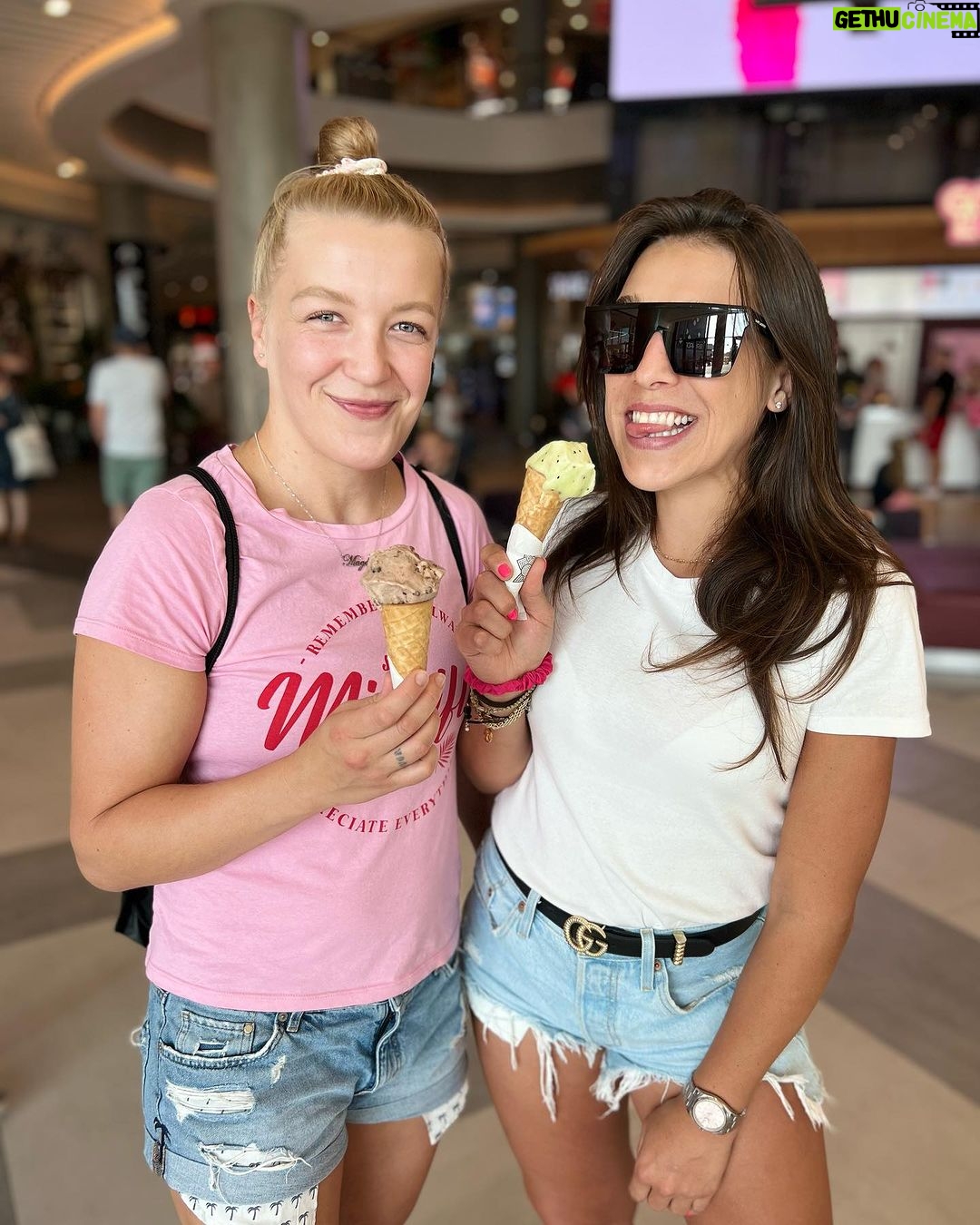 Joanna Jędrzejczyk Instagram - Dziś na liście moich miejsc pracy był Kraków!🏰 Szkoda, że tylko na kilka godzin ale jakże cennych. Szybki obiad i lody z @rakus17 i @olszewski_bjj, a następnie wieczorne wystąpienie na Tauron Arenie dla @wyzwanie90dni podczas Szkoły wygranych🎙️ Cieszę się, że mogę motywować i spędzać z Wami czas. Dziękuję za niesamowitą energię i rozmowę. Bądźmy dla siebie wsparciem, inspiracją i motywacją każdego dnia. Teraz kierunek Zakopane⛰️A wy gdzie spędzacie weekend? … #krakow #kraków #cracow #friendstime Kraków, Poland