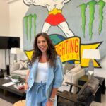 Joanna Jędrzejczyk Instagram – Moja szybka (4 dniowa) podróż do Vegas właśnie dobiega końca i za chwilę wskakuję do samolotu🛩️ 

Ten wyjazd był dla mnie trochę albo może nawet bardziej niż trochę pełen emocji, wspomnień i powrotu do przeszłości mojej kariery sportowej oraz sporego wyróżnienia. O którym więcej może wkrótce😉 

Tęsknię za sportem, a bardziej za karierą sportową bo przecież sport mam we krwi i uprawiam go codziennie.☺️ Cieszę się że @ufc utrzymuje mnie cały czas w zajętości i przy sobie. Kocham też wracać do Vegas, miasta gdzie wszystko się narodziło. 

Także doba, a może dwie w domu i uciekam do Niemiec następnie do Bostonu na Harvard, a następnie ponownie do Vegas na walkę naszego przyszłego Mistrza UFC @mateusz_gamrot 🏆 (i może kolejnego polskiego zawodnika ;))

Także dobrej nocy😘

PS jak obstawiacie kolejne zwycięstwo GAMERA?⤵️
….
🩵 @zaquad

#headingbackhome #flightbackhome #ufcfighter #ufcapex #legacy reklama Las Vegas, Nevada