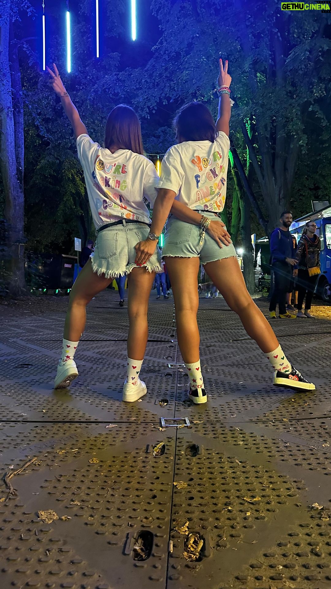 Joanna Jędrzejczyk Instagram - YOU’RE F***G AWESOME AND YOU DESRVE THE BEST @olsztyngreenfestival DAY 3/3 Nie ważne gdzie - ważne z kim @myvibekani @ostrowska_kasia @joannajedrzejczyk @adam.janczak.81 @0zaran0 @szuli_nka @ewa.jedrzejczyk.10 @annadrobnica #greenfestival #festiwal #partyhard #workhard Olsztyn