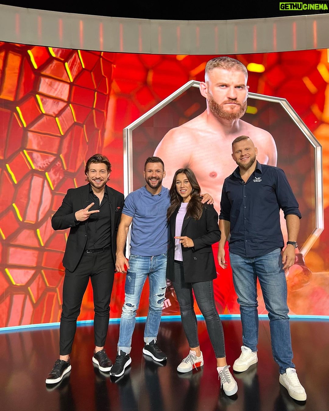 Joanna Jędrzejczyk Instagram - Przed Jankiem kolejny krok w drodze powrotu na tron!🏆 Wielkie emocje przed nami! Trzymajcie mocno kciuki razem z nami Pozdrawiamy ze studia @polsatsport.pl 📺 📸 @emilian_gankowski …. #polsatsport #mmafighters #mmafighter #janblachowicz Studio Polsatu Łubinowa 4a