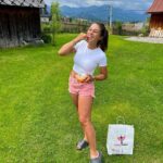 Joanna Jędrzejczyk Instagram - lunch z widokiem na nasze piękne góry?🤗 zdecydowanie będę tęsknić za tym klimatem⛰️ kolejna edycja mojego obozu MMA dobiegła końca i zmieniam lokację ale @republikasmakoszy jest zawsze ze mną!🩷 Pysznie, zdrowo no i wygrywam z gotowaniem - co sprawdza się szczególnie przy moich częstych wyjazdach🤗 Już zaraz pora kolacji. Na co macie ochotę?😋 …. Materiał reklamowy #republikasmakoszy #gory #gory #tatrymountains Murzasichle/Zakopane
