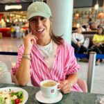 Joanna Jędrzejczyk Instagram – Szybka kawa i obiadek podczas międzylądowania we Frankfurcie🛩️
Za chwilę będziemy już w domuuuuuu🏡

Tzn jeszcze spotkanie ‚biznesowe’ w Warszawie zaraz po wyładowaniu i Olsztyn. Także jeszcze dłuższa chwilka, ale może do północy dojadę☺️

Za czyn najbardziej tęsknicie gdy wracacie z długiej podróży?
…
#layover Frankfurt International Airport