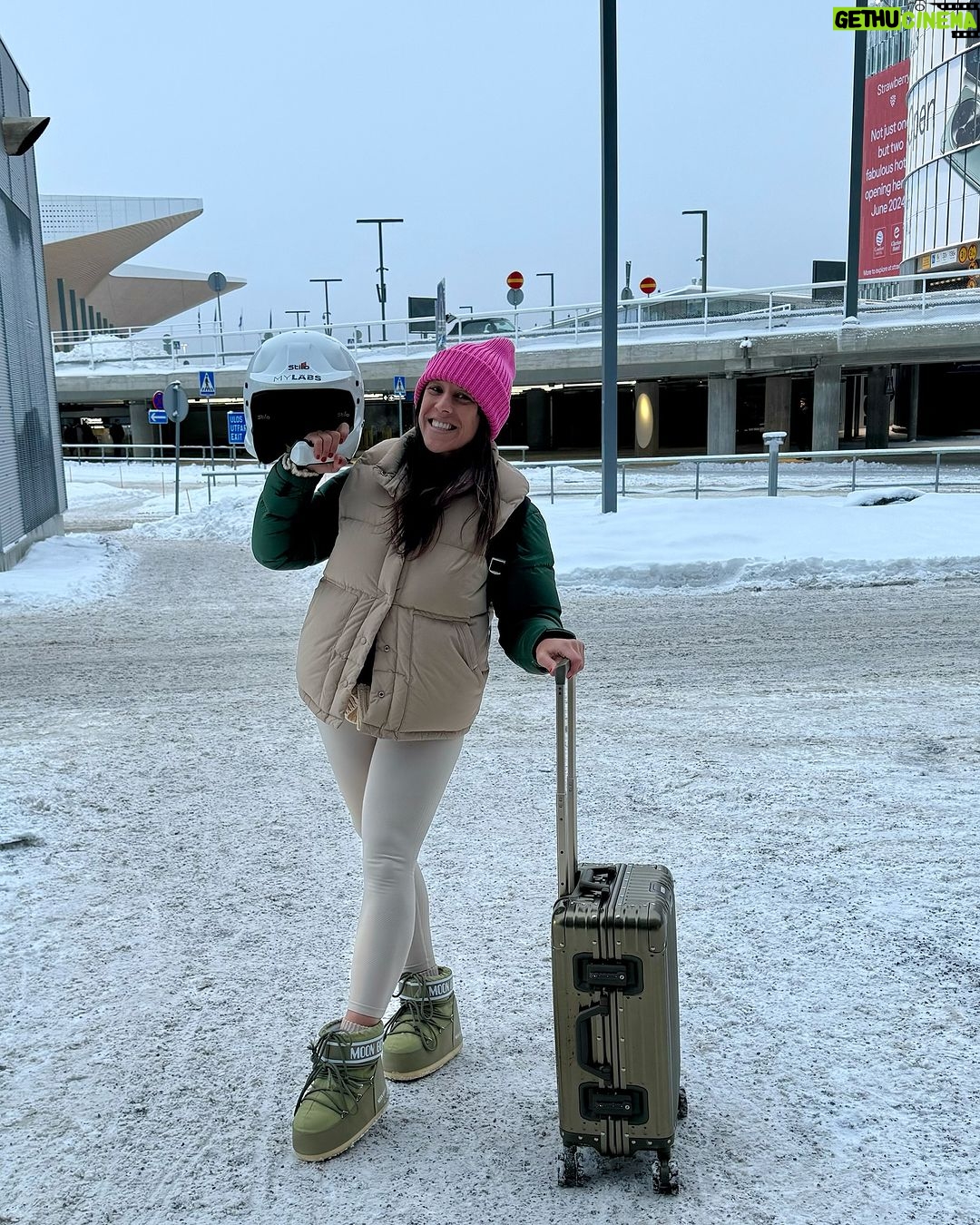 Joanna Jędrzejczyk Instagram - ahoj finlandzka przygodo!🇫🇮 z +30 w Tajlandii jeszcze w ubiegłym tygodniu do -10 w Finlandii🥶 no co? Kobieta zmienną jest a zimą ze śniegiem i mrozem jest naprawdę wyjątkowa. Dwa dni spędzę na totalnym extreme w Finlandii stosując albo łatając czy ślizgając się po tutejszym jeziorze. @krallyteam 🏁 ja nigdy nie rzucam słów na wiatr i tym samym zaczynam inwestycje i rozwój w przygotowania do Dakaru (2-3lata) 🚘 Do odważnych świat należy, a i pamiętajcie że każdy z nas jest człowiekiem wielu talentów. Nie bójcie się ich odkrywać. Wiek czy płeć nie powinny być ich ograniczeniem. Buziaki zakochance🫶🏼 PS jak Wasz dzisiejszy dzień zakochanych?💝 #finlandia #finland #racing #racingonthelake