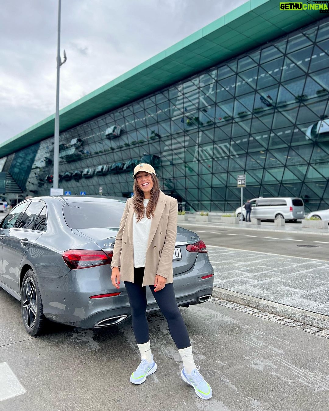Joanna Jędrzejczyk Instagram - in and out 🛩️ Takie podróżowanie jest nie tylko piękne, ale szybkie i wygodne. Czy zgodzicie się ze mną? Tak rzadko mam okazję podróżować samolotami po Polsce. Cieszę się, że tych połączeń międzymiastowych jest coraz więcej, a auta do wynajmu dostępne są na każdym lotnisku🚘 Dzięki @carwizinternational i ich dostępności na wszystkich lotniskach w Polsce oraz bogatej flocie samochodów moja podróż była jeszcze przyjemniejsza i sprawna💜 Zadowolona z przebiegu kolejnej wizyty kontrolnej u lekarza po operacji barku, uciekam zaraz spać z wielkim uśmiechem na buziaku. Bark goi się jak powinien, mobilność oraz siła są coraz lepsze i powoli mogę wracać do uprawiania ‚innych’ sportów (innych niż tylko maszerowania i trucht) 🙄 O boksowaniu czy parterowych kulankach oraz MMA nie ma jeszcze mowy, ale 🎾, 🚲 czy planki tez brzmią nieźle😉 Tak że bierzemy się do roboty Dooooobranoc❣️ … Wspolpraca reklamowa #lovetraveling Polska, Poland
