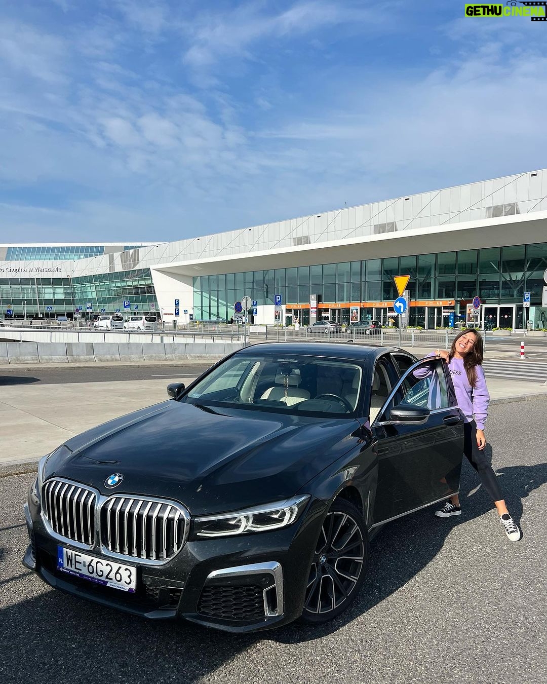 Joanna Jędrzejczyk Instagram - pobudka ranne ptaszki💜 Oh noc krótka. Ale bezpiecznie dojechaliśmy już na lotnisko i wyczekujemy naszego pierwszego lotu.🛩️ Szczerze myślałam, że w tym roku spędzę więcej czasu w domu, a mamy już jego drugą połowę i faktycznie non stop podróż. Na szczęście to kocham i raczej się nie zatrzymam. Korzystając z uroków mojej pracy na emeryturze sportowej😃 Także łączę przyjemne z pożytecznym. W mojej życiowej przygodzie wspiera mnie @carwizinternational i dba o mój komfort i bezpieczeństwo podróży. Biura Carwiz znajdują się na wszystkich lotniskach w Polsce oraz w wielu lokacjach na całym świecie. Podróżowanie z nimi jest dużo łatwiejsze💜 Pięknej niedzieli i do usłyszenia po locie 😘 wspolpraca reklamowa #carwizrentacar #carwizpoland #carrental #carrentals #airportlife Lotnisko Chopina