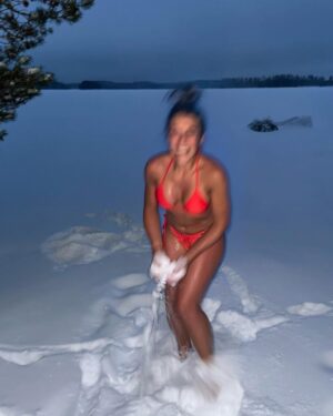 Joanna Jędrzejczyk Instagram - while in Finland🇫🇮 sauna & snow 
would you do that? 🧖🏻‍♀️ ❄️ 

SAUNA | SNOW | FINLAND | FINNISHSAUNA 

#finland #finlandia #snowbath #sauna #finnishnature #finnishsauna #icebath
