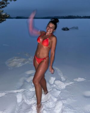 Joanna Jędrzejczyk Instagram - while in Finland🇫🇮 sauna & snow 
would you do that? 🧖🏻‍♀️ ❄️ 

SAUNA | SNOW | FINLAND | FINNISHSAUNA 

#finland #finlandia #snowbath #sauna #finnishnature #finnishsauna #icebath