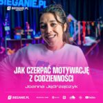 Joanna Jędrzejczyk Instagram – [Premiera Podcastu 🎧🔥] W kolejnym odcinku podcastu Bieganie.pl Women napędzanym przez @newbalancerunning , gościmy Joannę Jędrzejczyk, pierwszą Polkę w organizacji MMA – UFC, mistrzyni tejże organizacji w latach 2015 – 2017. 
Asia jest niezwykle popularną zawodniczką, która przez cały okres swojej kariery, oraz teraz już po, inspiruje wielu ludzi do wychodzenia ze swojej strefy komfortu i walki o swoje marzenia. W rozmowie z Asią Jóźwik i Kasią Zawistowską opowiada m.in. o tym: 
• Czy ma w planach przebiec półmaraton oraz maraton?
• Czy potrafi odpoczywać?
• Jak nauczyła się cierpliwości?
• Jakie ma cele po zakończonej karierze zawodniczej?
• Jakie ma lęki?
• Co zrobić, aby osiągnąć swój cel?
• Czy jako zawodniczka nagradzała się za sukces?
• Jakie wartości są dla niej najważniejsze?
• Czy użyła kiedyś swojej broni?

Serdecznie zapraszamy do wysłuchania tej bardzo inspirującej i skłaniającej do refleksji rozmowy! 

Podcast dostępny na kanale bieganie.pl na wszystkich platformach podcastowych oraz na YouTube w formie wideo. 

PS Podzielcie się z nami Waszą opinią! 
Jest dla nas niezwykle ważna, aby móc kreować dla Was odpowiedni kontent oraz spełniać Wasze oczekiwania. Wszystko, co dla Was tworzymy, jest z myślą o Was🫶🙌🏼

•rozmowa • sport • mma • bieganie • motywacja • podcast