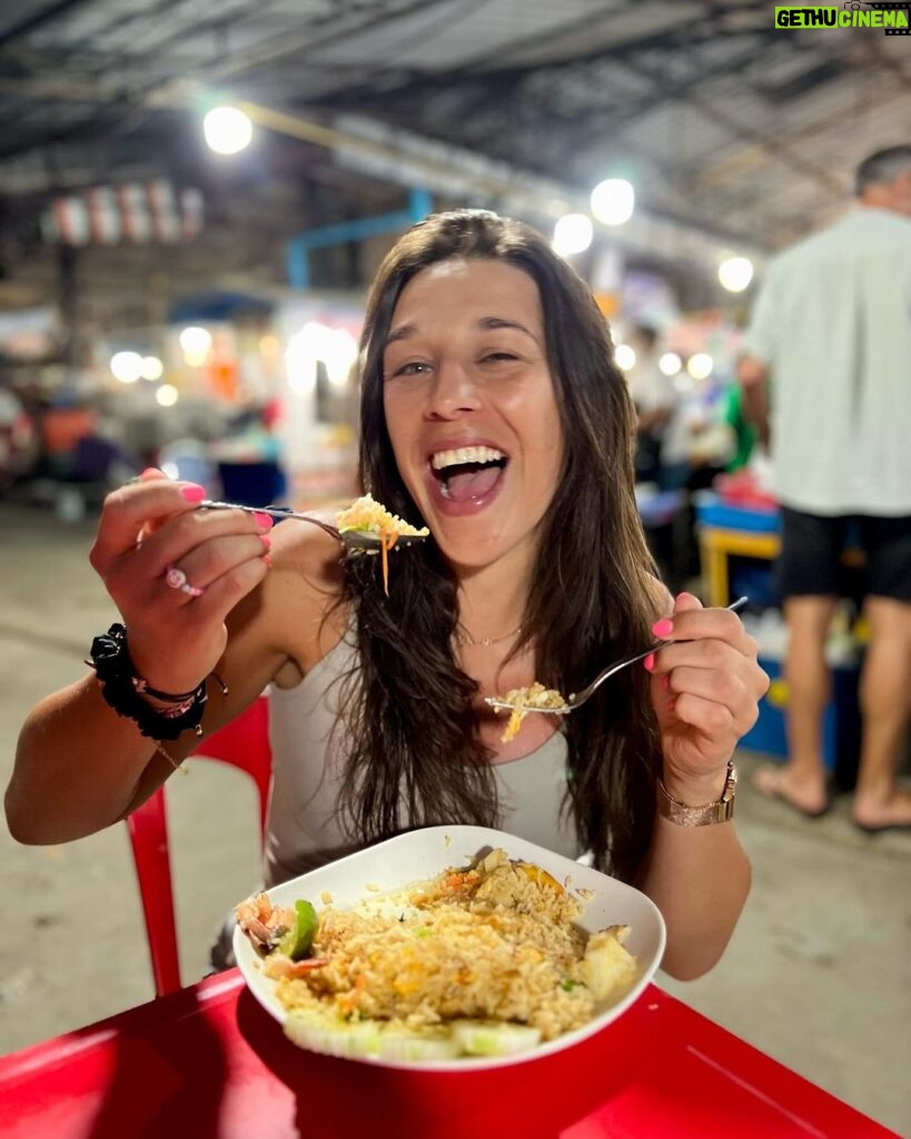 Joanna Jędrzejczyk Instagram - Carb loading after a hard morning Muaythai pads with @knowles.christianstrikingcoach 👊🏼 Thai food? The most delicious is from local markets😋 Do you agree? Fried rice with prawns for dinner (no meat on Fridays) 🦐 🍚 What’s your favorite Thai dish?☺️ THAILAND | TAJLANDIA | THAIFOOD | FRIED RICE | #thaifood #thaicusine Lamai Fresh Food Market