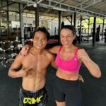 Joanna Jędrzejczyk Instagram - No dzień dobry z Ko Samui 🏝️ Takie poranki są najpiękniejsze 🍌 zdrowe i pożywne sniadanie 🥊 solidny wycisk na prywatnym treningu Muaythai w @lamaimuaythai z @jackwmcsamui 💊 odpowiednia suplementacja 👙 teraz szybki shower i jeszcze skorzystam z uroków tego pięknego miejsca - jeszcze więcej ☀️ @headster Maaarcin - dziękuję za poranną motywację i przygarnięcie mnie na treningu. Piekne w sporcie jest to że poznaję się cudownych ludzi. Z Łepkiem trenowaliśmy wspólnie w Lamai 18 lat temu😱🫣🤭 Coś pięknego! Dobrego dnia u dużo mocy Wam wszystkim życzę 🤭 Koh Samui | Ko Samui | Thailand | Tajlandia | Vacation #kosamui #kohsamui #tajlandia marka wlasna Lamai Muay Thai Camp - KOH SAMUI