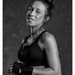 Joanna Jędrzejczyk Instagram - NEVER GIVE UP & @joannajedrzejczyk 🏆 @dominikawozniak_photography 📸 „Ten sport wybrał mnie. […] Każdy trening był dla mnie możliwością do rozwoju. Nigdy nie jest za późno na rozpoczęcie przygody ze sportem. Motywują mnie ludzie, którzy odnoszą sukcesy.” Polska zawodniczka MMA, muay thai, kickboxing i boksu!! 💪🏻 Na sesji pokazała i opowiedziała mi jak sport pomaga nam w rozwijaniu samodyscypliny, zaangażowania i poświęceniu! Sesja zdjęciowa & wywiad! Zapraszam ☺️ Asiu, DZIĘKUJĘ bardzoooo za uczestnictwo w projekcie! ☺️ • art director & fotograf @dominikawozniak_photography charakteryzacja @palina_paolina_mua • • • #projektnevergiveup #nevergiveup #joannajedrzejczyk #dominikawozniak #roadtoparis #roadtoparis2024 Dominika Wozniak Photographer
