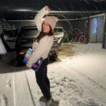Joanna Jędrzejczyk Instagram - Uffff to był dluuuugi dzień - ponad 1050 km za nami ale dojechaliśmy szczęśliwie, a warunki pogodowe totalnie nie sprzyjają jeździe ❄️😳 Zmęczenie co prawda daje się we znaki ale jestem mega szczęśliwa, wdzięczna i pozytywnie naładowana po dzisiejszym seminarium w Tychach. Dziękuję za tak liczne przybycie, zaangażowanie i wspólne emocje @ks.ronin . Cały dochód z seminarium został przeznaczony na działalność @jjstarsfoundation i wsparcie utalentowanej młodzieży🫶🏼 jesteście tego częścią! Już późno ale energia na 2-3 rundki w Rummikuba jeszcze się znajdzie. W końcu muszę się jakoś szwagrowi @krzysiekostry odwdzięczyć za wspólną podróż 😏 Jak spędzacie weekend ? … #homesweethome🏡 #madeithome #itssnowing Gmina Stawiguda