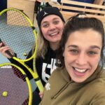 Joanna Jędrzejczyk Instagram - Dziś był tenis na wesoło 🎾 Nasza dzisiejsza gra miała mało wspólnego z jakimkolwiek poziomem ale determinacji i uśmiechu napewno nie zabrakło. Najważniejsze, że się poruszałyśmy ☺️ PS trenerze @wojtekbatorski dobrze, że tego nie widziałeś i że na korcie nie było kamery🙄🫣🤭 Kto wygrał? Jak myślicie ?😉 … #friendshipgoals #tennis #tennistraning #tenis #treningtenisa House of Tennis
