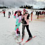Joanna Jędrzejczyk Instagram - 🏂 vs ⛷️ jesteście team JJ czy Oldżitka? Ależ fajnie jest poszaleć na stoku po dłuższej przerwie nie jeżdżenia. Ja nadal nabieram umiejętności zjazdowych na desuni pod okiem @karolina.janczak.makeup , a Oldżita wybrała narty po sześciu latach przerwy🥷 Mega fun ze wspólnego spędzania czasu. #snowboard #snowboarding #ski #skiing #narty #białkatatrzańska #bialkatatrzanska #friendshipgoals Białka Tatrzańska - Kotelnica Białczańska