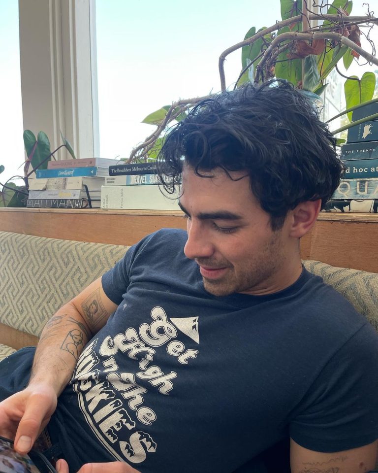 Joe Jonas Instagram - What am I smiling at? Sydney, Australia
