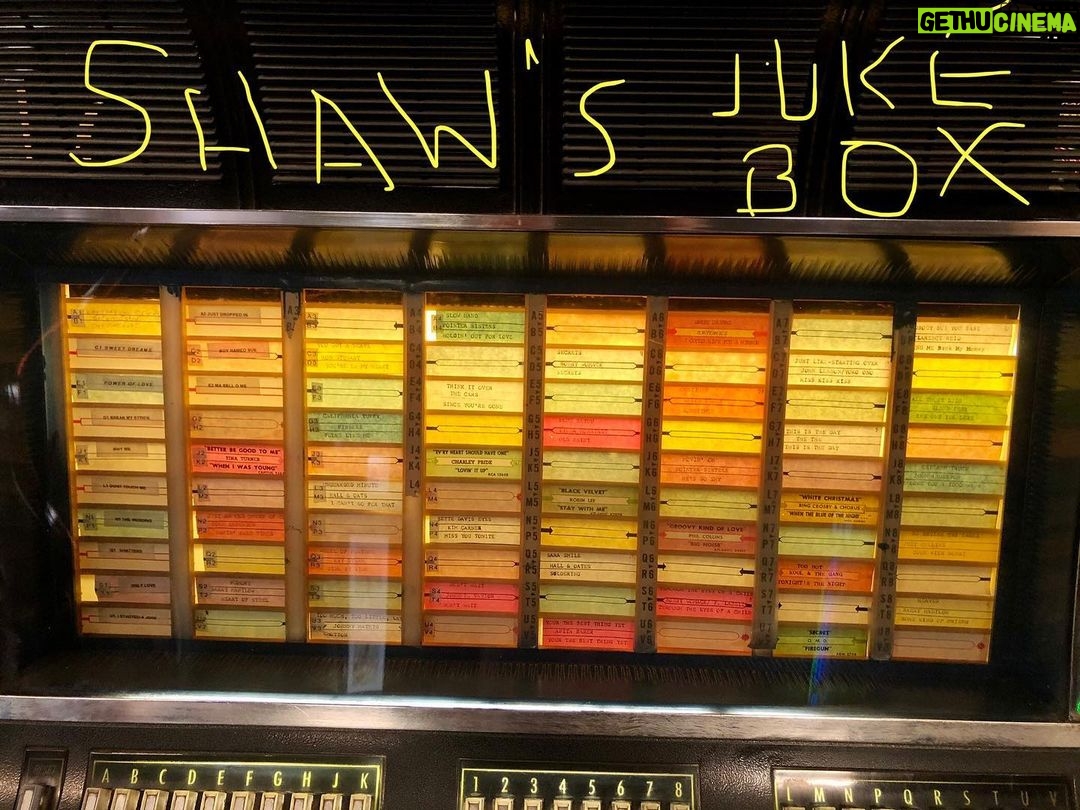 Joe Lo Truglio Instagram - If you ever cared to know what jams they play at Shawβs Bar & Grill, the 99thβs local pub, start pinchinβ. πΊπππππππ₯ π¨β¬οΈπ¨β¬οΈπ¨β¬οΈπ¨β¬οΈ #brooklynninenine #Season8