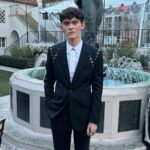 Joe Locke Instagram - In all the excitement I forgot to post about the emmys… anyway merry Christmas xxxx Wearing my fave ever suit I’ve worn from @alexandermcqueen Styling by the incredible @hollyevawhite Grooming by the lovely @shawnesssss Los Angeles, California