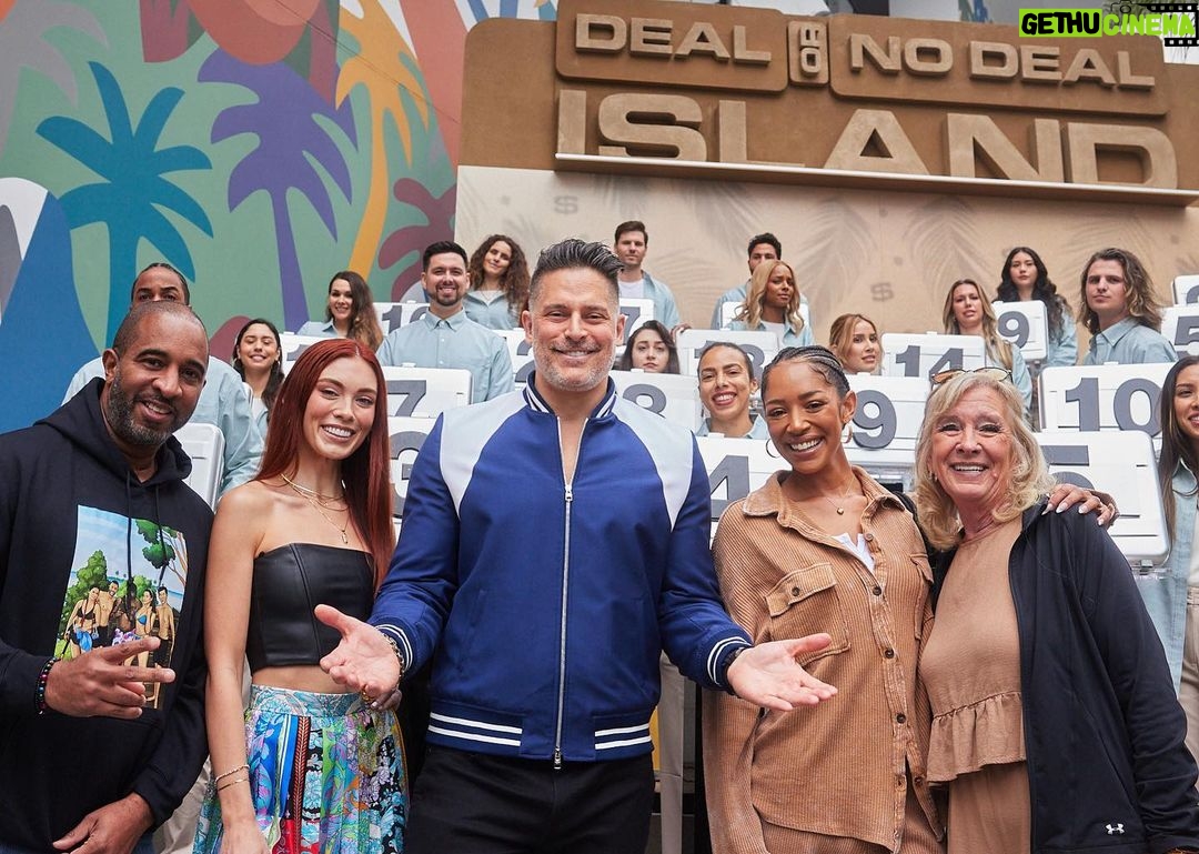 Joe Manganiello Instagram - #DealOrNoDealIsland 🤝 Los Angeles ✅ Next stop, NYC! Visit us at @westfieldworldtradecenter, Thursday starting at 10AM. 🗽🏝️ Ovation Hollywood