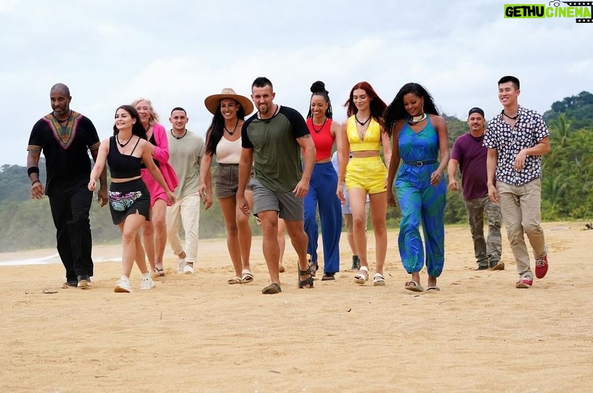 Joe Manganiello Instagram - In case you missed it last night, be sure to set your DVRs and tune in TONIGHT for an encore of the #DealOrNoDealIsland Sneak Preview ON NBC 7pm eastern/6pm central (7pm pacific)… 🏝️
