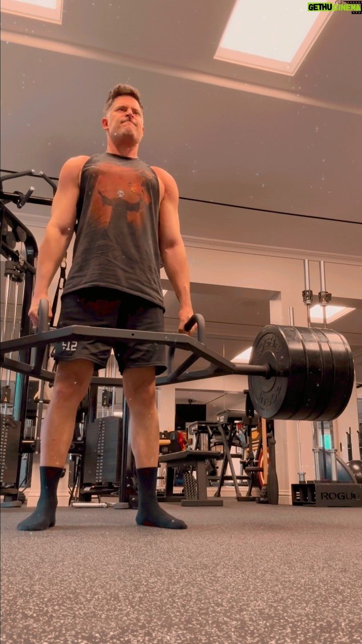 Joe Manganiello Instagram - Never skip… 🦵🏽Day - 400