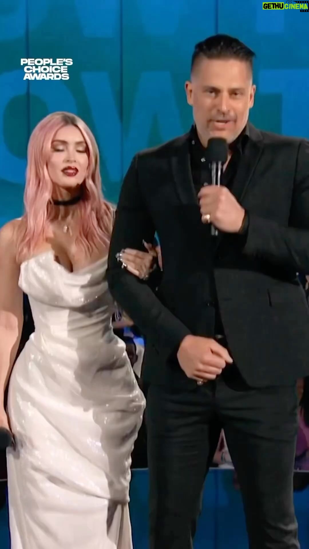 Joe Manganiello - 31.9K Likes - Presenting at the #PeoplesChoiceAwards with @meganfox