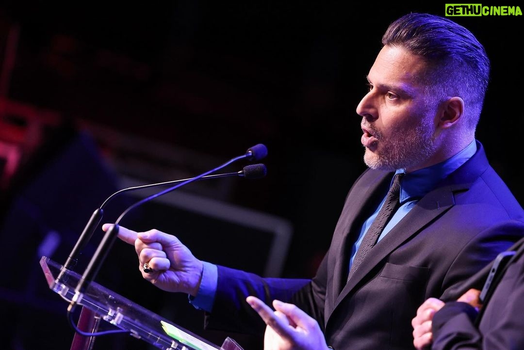 Joe Manganiello Instagram - Sharing the Stage β€οΈ Two @cmucfa alumni shared the spotlight on Sunday during the @hollywoodbeautyawards. Actress and @cmudrama alumna Ming-Na Wen received the Timeless Beauty Award! π She was honored by longtime friends Joe Manganiello, who is a fellow CMU alum, and Chaz Dean. Photos via @johnphotography #TartanProud