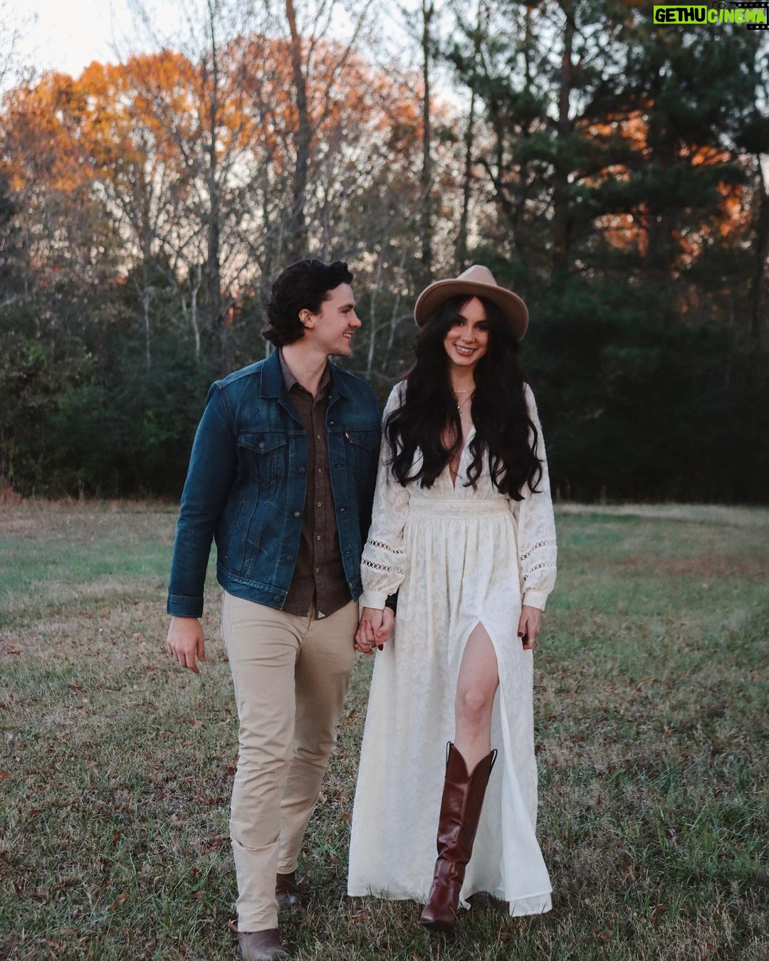 Joel Courtney - 203.4K Likes - Thankful for you and all of the adventures we’ve had in just a single year. Around this time last year was when we moved to TN and it’s safe to say that sometimes the unknown + unexpected parts about life are the best ones. 🫶🏼🍁
#thankful #thanksgivingphotoshoot #happythanksgivng #fallphotography #fallphotoshoot #coupleshoot #couplesphotography #joelandmia #whitedress #thanksgivingoutfit