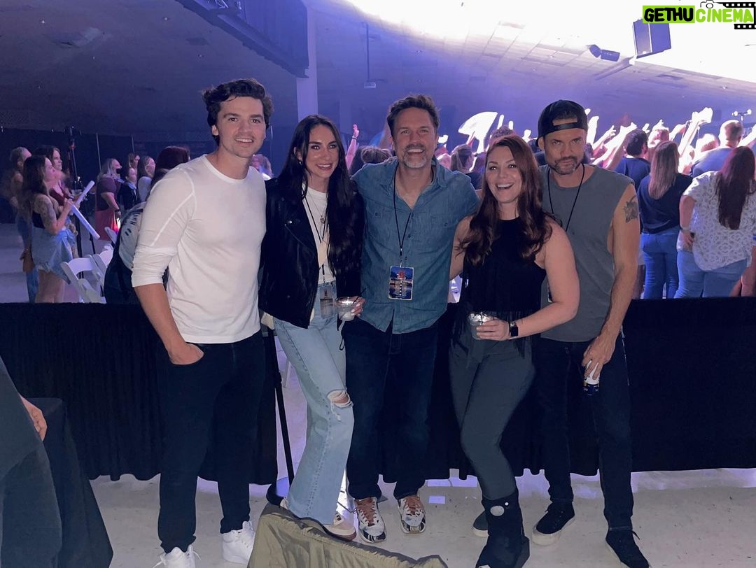 Joel Courtney Instagram - A brief recap of this last weekend. Met a ton of fans, made a lot of friends, had an amazing time with my wife. @tripleellc was a hit!!! #epixandchill #conventionlife Charleston, South Carolina