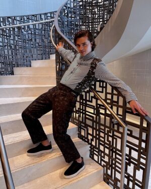 Joel Courtney Instagram - Raise your hand if you love a good staircase 🙋🏻‍♂️🙋🏻‍♂️ 
Stylist - @ashleypweston 
Grooming - @nicoleellemakeup 
📸 - the BEST WIFE EVER (aka @mia_scholink)