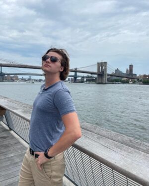Joel Courtney Instagram - If you ever wonder why I don’t post that often, it’s because I’m bad at posing 😂😂😂 thank you @mia_scholink for your patience 😘😘 #brooklynbridge #nyc