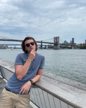 Joel Courtney Instagram - If you ever wonder why I don’t post that often, it’s because I’m bad at posing 😂😂😂 thank you @mia_scholink for your patience 😘😘 #brooklynbridge #nyc