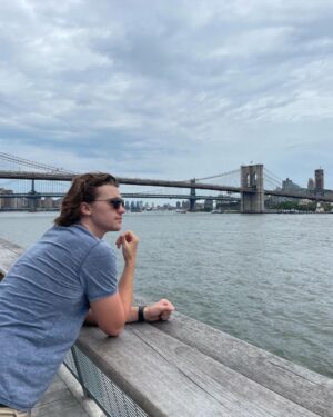 Joel Courtney Instagram - If you ever wonder why I don’t post that often, it’s because I’m bad at posing 😂😂😂 thank you @mia_scholink for your patience 😘😘 #brooklynbridge #nyc