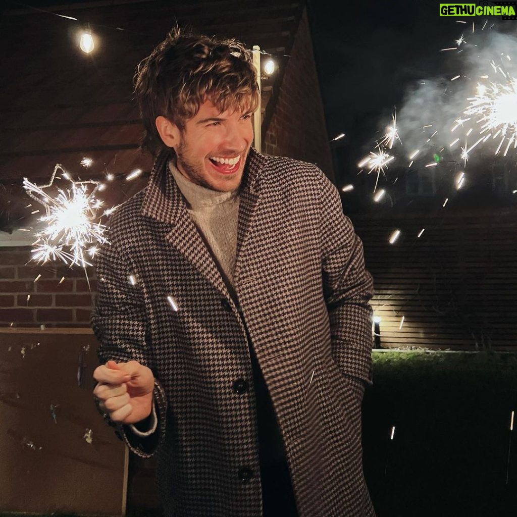 Joey Graceffa Instagram - Happy New Year! let’s manifest our 2022 goals below ✨🔮✨