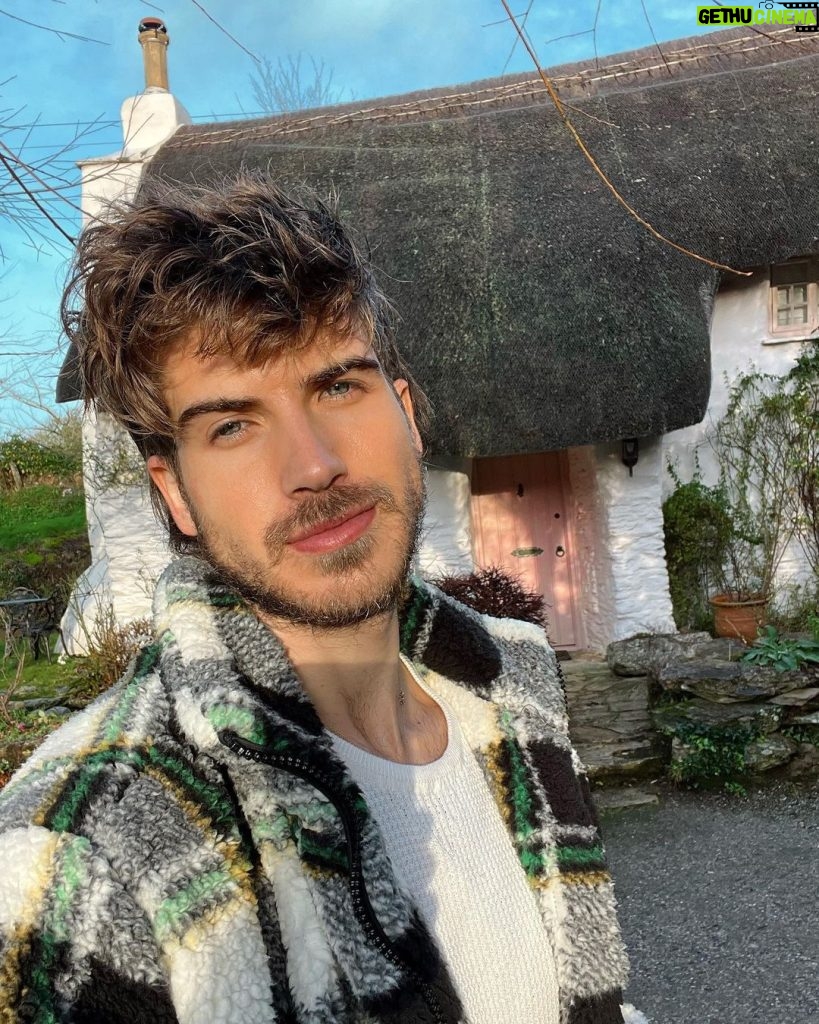 Joey Graceffa Instagram - Merry Christmas from my lil cottage to yours 🎄☺ England, UK