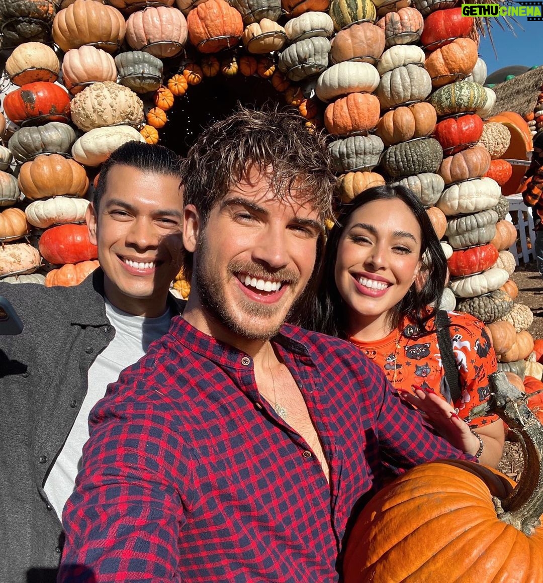 Joey Graceffa Instagram - just me and my boos 👻 what’s your fav Halloween movie?