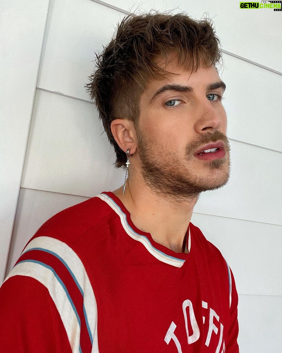Joey Graceffa Instagram - emo joey is back 😎🤘