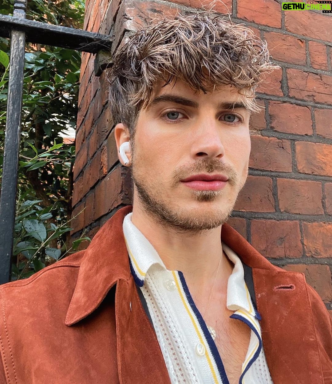 Joey Graceffa Instagram - i look like i’m enjoying my own thoughts but really i’m listening to Trisha Payta roleplay as a Starbucks barista London, United Kingdom