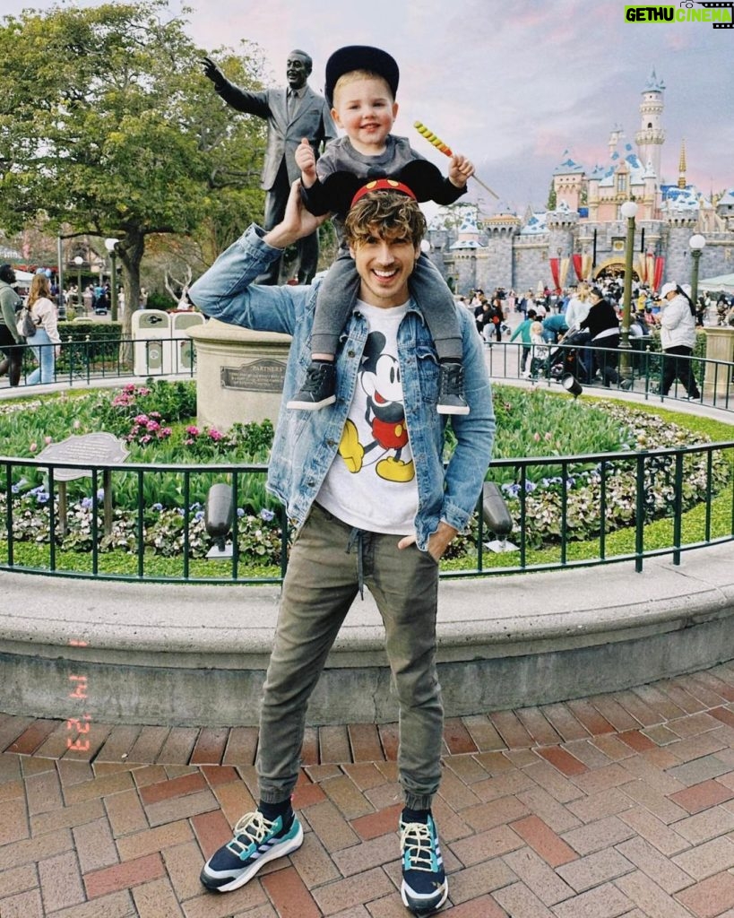 Joey Graceffa Instagram - Can you guess what I had to bribe him with to get a smile? 😭 Disneyland