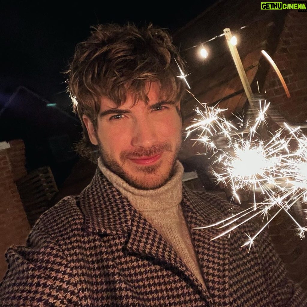 Joey Graceffa Instagram - Happy New Year! let’s manifest our 2022 goals below ✨🔮✨