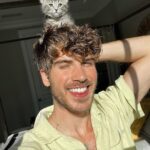 Joey Graceffa Instagram - say hi to my bestie 😽