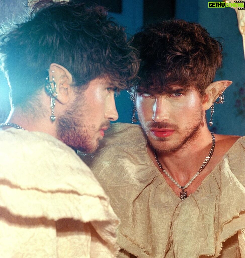 Joey Graceffa Instagram - looking for a tall, dark, and handsome max level Blood Elf to play @Warcraft with me 🧝🏼 #BurningCrusade Classic is finally here! who’s playing? #wow_partner