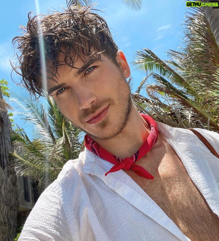 Joey Graceffa Instagram - i’m not straight & neither is my hair 😗 here’s a lil bday photo dump ☀🌴