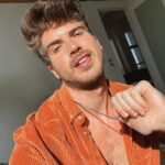 Joey Graceffa Instagram - loosen up my buttons 😏