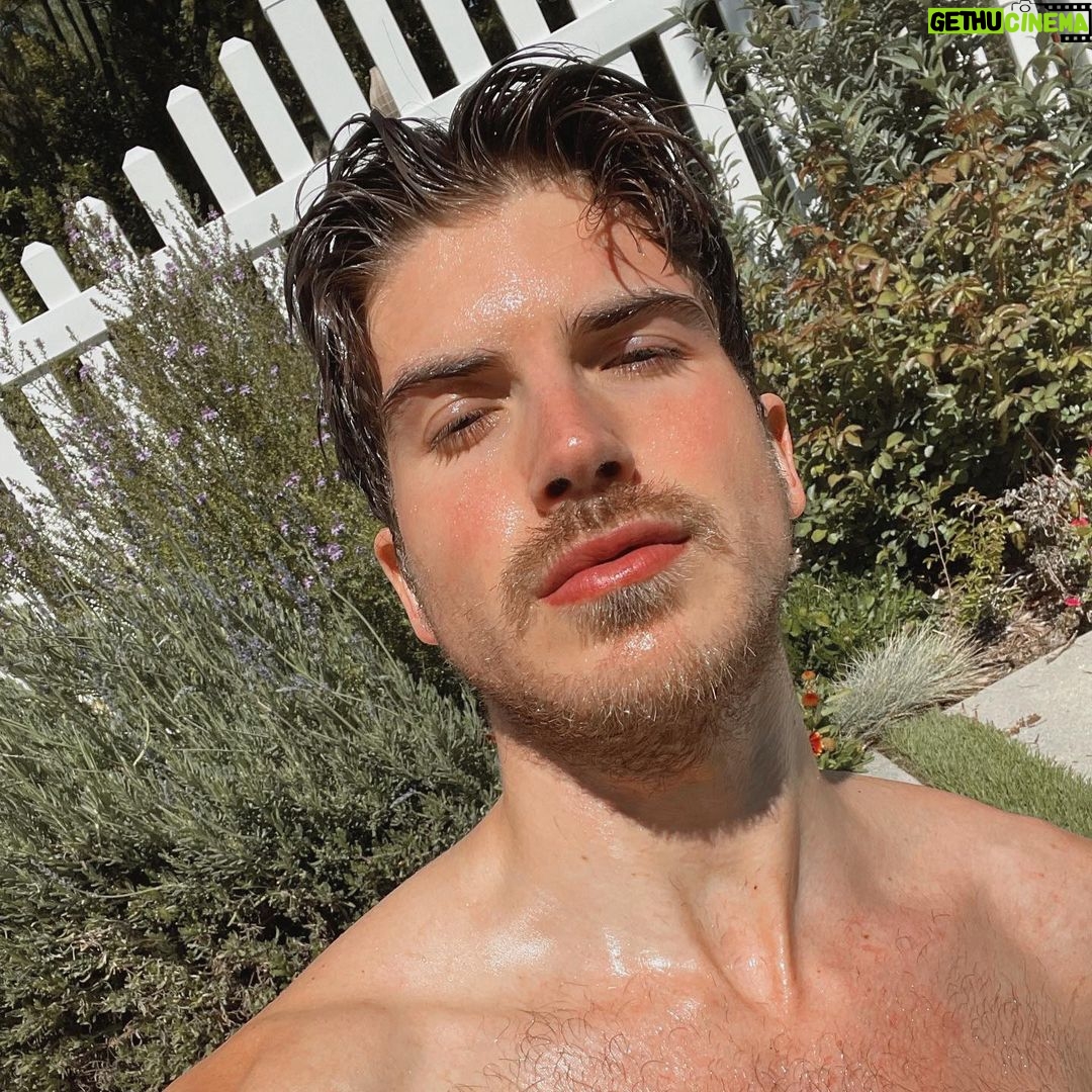 Joey Graceffa Instagram - who else is ready for summer? 🙋🏻♂️🌤