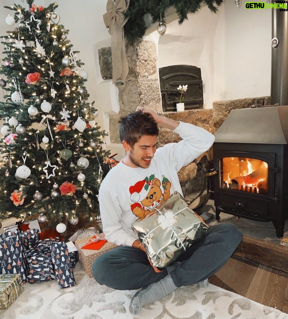 Joey Graceffa Instagram - Merry Cottage Christmas! 🎄Can’t believe Santa found me all the way out here in the countryside 😅 England, UK