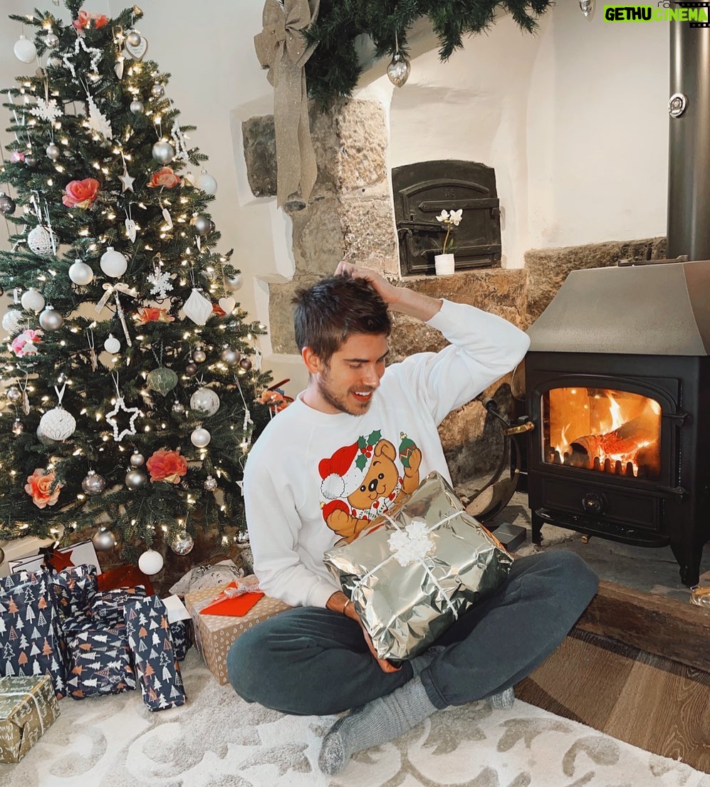 Joey Graceffa Instagram - Merry Cottage Christmas! πCanβt believe Santa found me all the way out here in the countryside π
England, UK